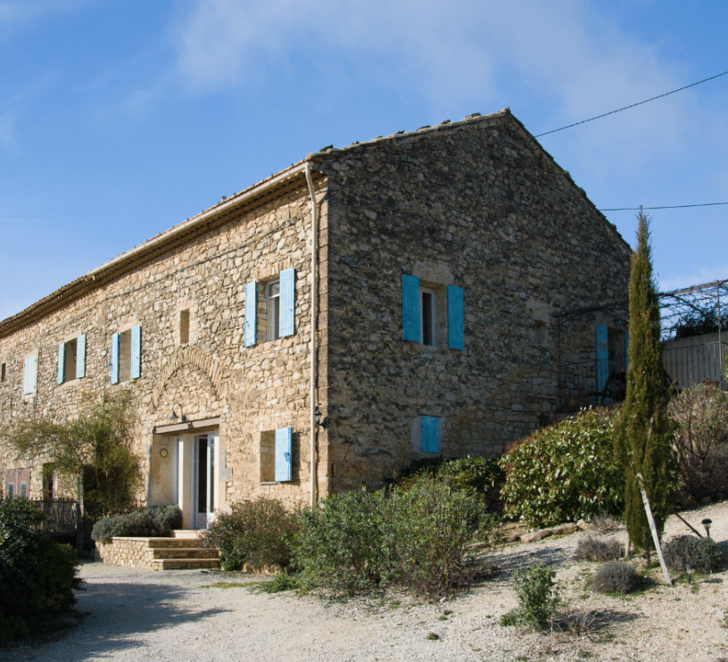 Image maison ancienne sur sol argileux